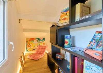 Alcôve détente avec méridienne et espace lecture dans la Chambre Fauve à Collioure.