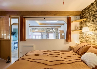 Chambre Calypso avec fenêtre intérieure donnant sur le séjour et cuisine