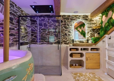 Salle de bain Calypso avec douche à l’italienne, vasque en pierre et mur végétal
