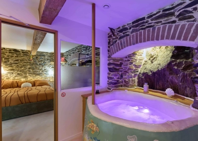 Vue depuis la baignoire balnéo vers la chambre Calypso