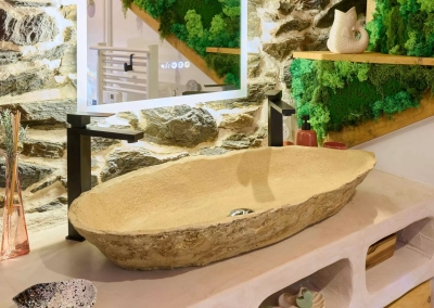 Vasque en pierre naturelle avec robinetterie noire dans la salle de bain spa Calypso