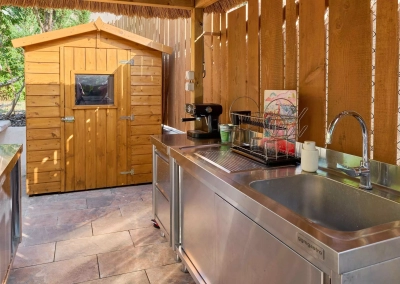 Évier et plan de travail du coin cuisine extérieur sous paillote.