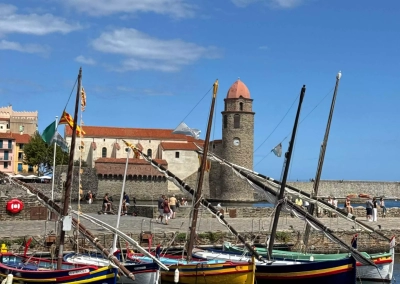 Barques catalanes dans le port de Collioure avec l’église Notre-Dame-des-Anges en arrière-plan