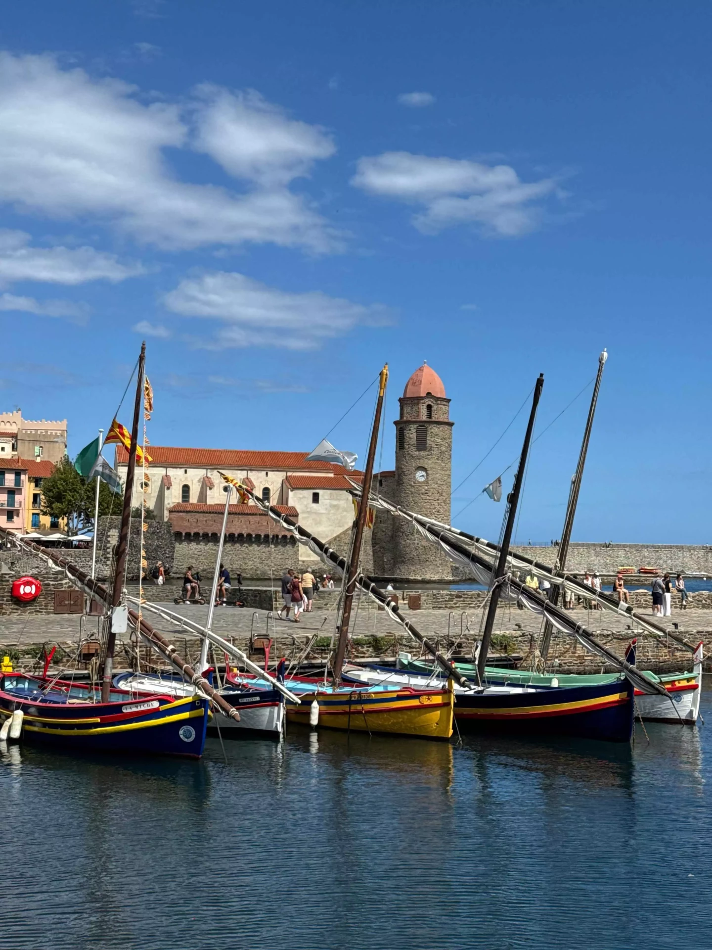 Barques catalanes dans le port de Collioure avec l’église Notre-Dame-des-Anges en arrière-plan