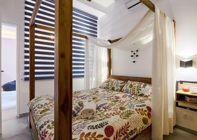 Chambre lumineuse du Ginkgo avec lit baldaquin