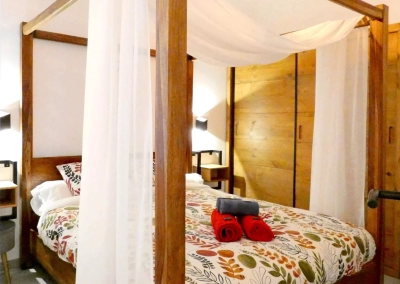 Chambre avec lit baldaquin en bois au Ginkgo à Collioure