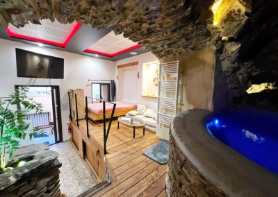 Chambre en mezzanine avec spa en contrebas – Le Ginkgo