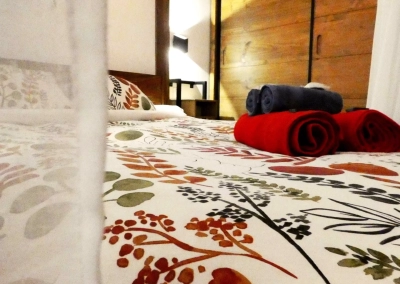 Chambre avec décoration bois naturel dans la suite Le Ginkgo à Collioure