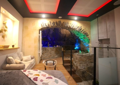 Chambre mezzanine en bois dans la suite Le Ginkgo à Collioure