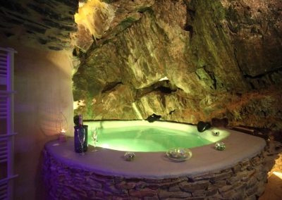 Jacuzzi privatif creusé dans la roche au Ginkgo à Collioure