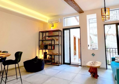 Salon avec verrière donnant sur patio privatif au Ginkgo Collioure