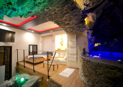 Suite troglodyte Le Ginkgo avec mezzanine et jacuzzi dans la roche à Collioure
