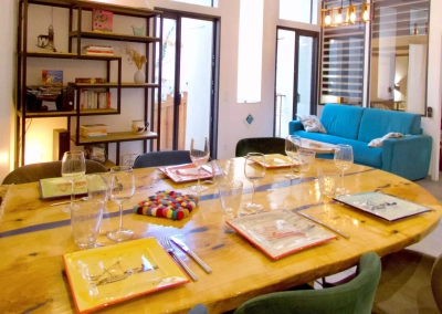 Grande table en bois massif dans la suite Le Ginkgo à Collioure