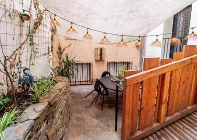 Terrasse extérieure aménagée de la suite Le Ginkgo à Collioure