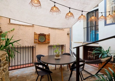 Cour extérieure privative avec table et hamac – Le Ginkgo Collioure