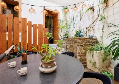 Terrasse privative du Ginkgo avec éclairage et végétation