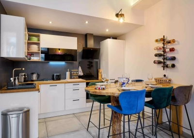 Cuisine équipée moderne avec table en bois massif – Le Ginkgo