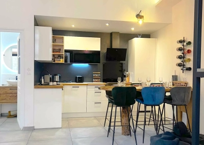 Cuisine équipée moderne du Ginkgo avec plan de travail bois