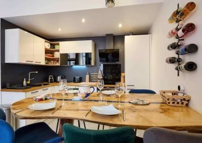 Détail de la table en bois et cuisine moderne – Le Ginkgo