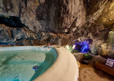 Détail du jacuzzi encastré dans la roche – Le Ginkgo