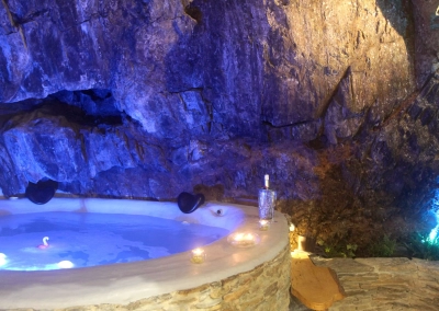 Détail du jacuzzi encastré dans la roche – Le Ginkgo
