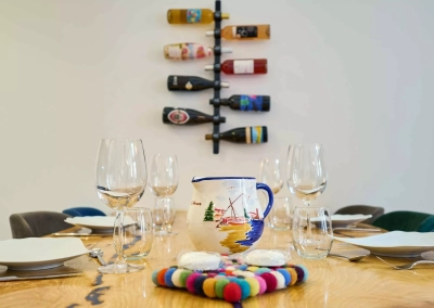 Table dressée avec décoration inspirée de Collioure – Le Ginkgo