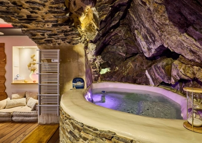 Jacuzzi intégré dans la roche au Ginkgo à Collioure