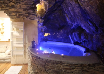 Jacuzzi intérieur éclairé en bleu au Ginkgo à Collioure