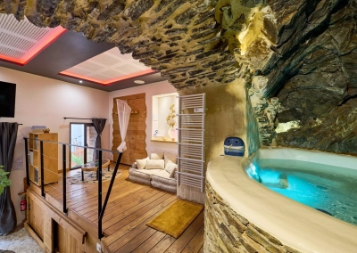 Jacuzzi intérieur dans une grotte aménagée – Le Ginkgo