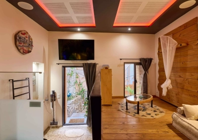 Mezzanine avec salon et vue sur le spa – Le Ginkgo