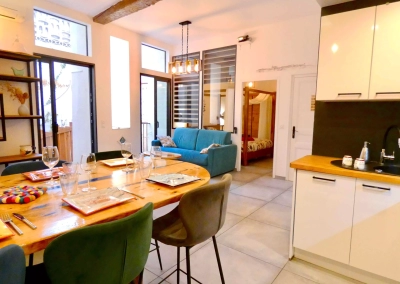 Pièce de vie du Ginkgo avec cuisine ouverte moderne et table à manger