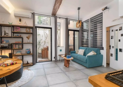 Pièce de vie du Ginkgo avec salon et accès terrasse