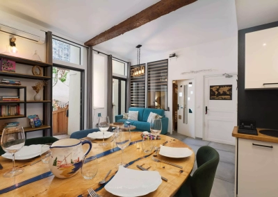 Pièce de vie du Ginkgo avec table en bois et salon lumineux à Collioure