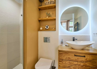 Salle de bain moderne avec douche à l’italienne et vasque – Le Ginkgo Collioure