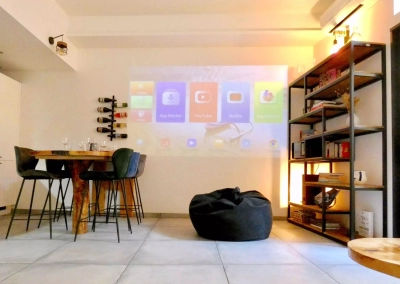 Salon du Ginkgo avec vidéoprojecteur et espace home cinéma