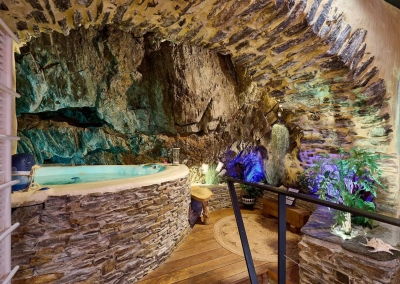 Spa troglodyte avec murs en pierre naturelle – Le Ginkgo