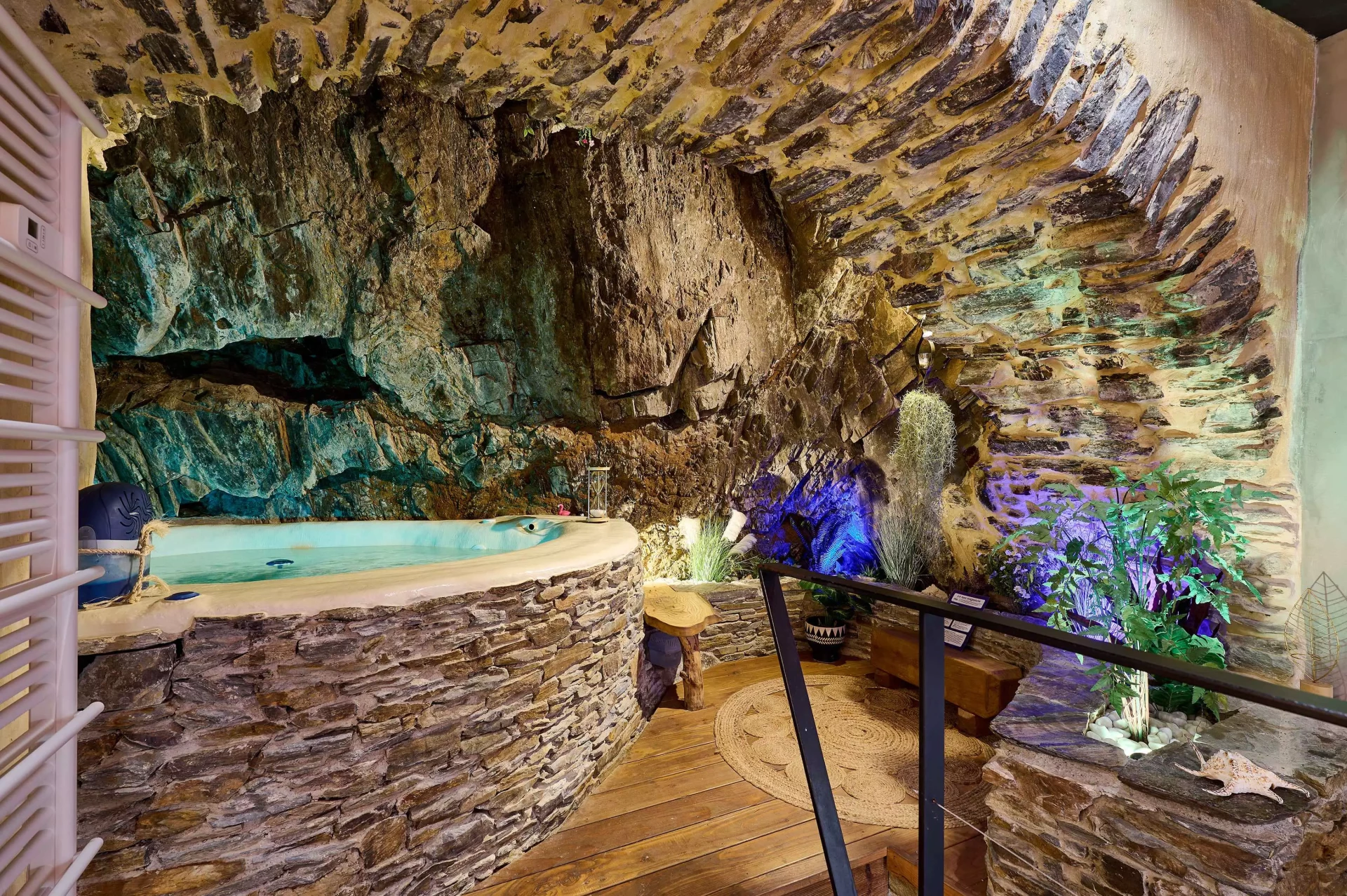Spa troglodyte avec murs en pierre naturelle – Le Ginkgo