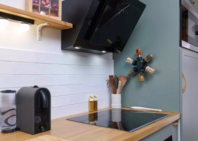 Détail de la cuisine du logement Le Calypso à Collioure avec plaques de cuisson et machine à café.