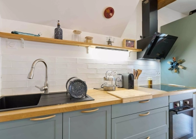 Détail de la cuisine équipée avec électroménager – Le Calypso à Collioure