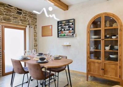 Table à manger en bois et vaisselle dressée – Le Calypso à Collioure