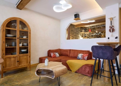 Salon avec canapé terracotta et meuble en bois – Le Calypso à Collioure