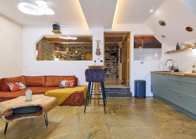 Salon avec canapé terracotta et cuisine ouverte – Le Calypso à Collioure