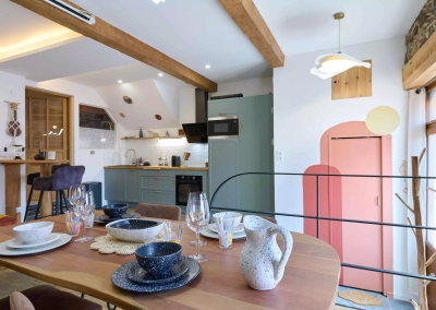 Vue d’ensemble du séjour avec cuisine et espace repas – Le Calypso à Collioure