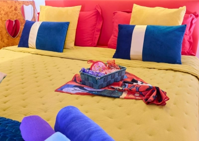 Lit king size aux couleurs vives dans la Chambre Matisse à Collioure.