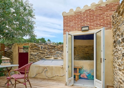 Portillon arrière donnant accès vers la mer depuis le jardin.