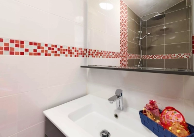 Salle de bain moderne de la Chambre Fauve avec douche à l’italienne et mosaïque rouge à Collioure.